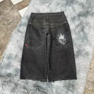 Personalize shorts jeans desgastados com remendos de estrelas e correntes