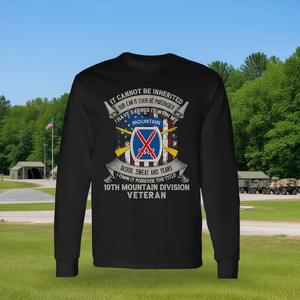T-shirt a maniche lunghe da veterano della 10a Divisione di Montagna, abbigliamento promozionale premium di Fort Drum New York - Product Image 3
