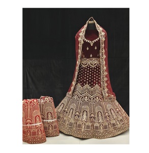 Vêtements et accessoires Velours Lehenga Choli avec broderie pour les occasions festives Porter pour l'approvisionnement mondial - Product Image 4