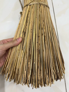 Palo de escoba de coco tradicional producido con materiales sostenibles para la exportación - Product Image 3