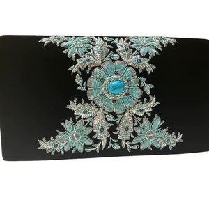 Embrague de fusión étnica moderna 2025 lienzo adornado a mano con hilos Zari y abalorios de joyas artesanales hechos en la India - Product Image 3