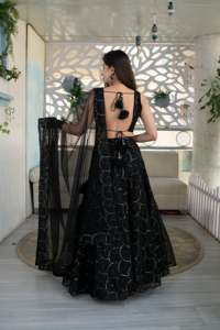 Élégant designer noir lehenga choli pour les mariages et les événements, les coutures de haute qualité vendus en vrac à des prix abordables. - Product Image 4