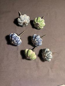 Tiradores de Cerámica Hechos a Mano con Diseño Floral Contemporáneo para Cajones de Gabinetes de Cocina, Dormitorio, Baño, Comedor y Sala de Estar - Product Image 4