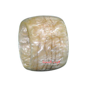 Bracelet en résine design en marbre rouge fait à la main Tendance de bijoux audacieux et exclusifs 2024 pour les femmes élégantes et les looks modernes - Product Image 2