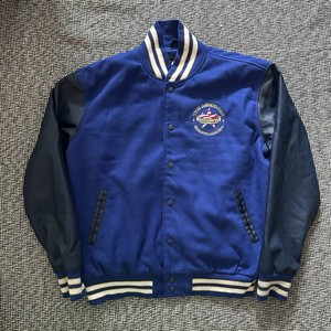 Chaqueta Varsity con Botones de Primera Calidad, Cuello Alto y Mangas de Cuero Vacuno en Fratres Sports - Product Image 4