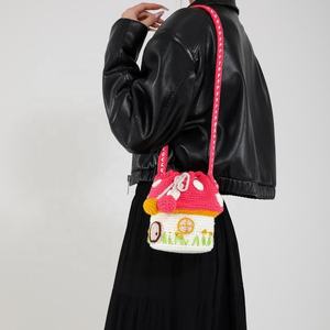 Petit sac bandoulière en crochet motif champignon, fait main en fil tricoté, en polyester, pour rouge à lèvres, clés et monnaie, accessoires - Product Image 1
