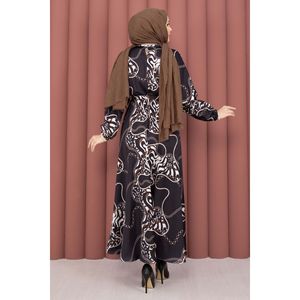 Vestido Hijab con Cinturón de Cadena Satinada, Cintura Imperio, Color Negro - Product Image 4