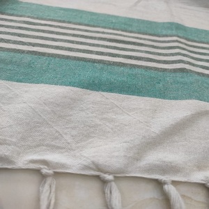 Serviette de plage turque en coton avec logo personnalisé Offre Spéciale Design coloré doux et confortable avec pompon pour la plage de sable - Product Image 4