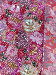 Blouse à col en U avec broderie florale perlée à la main personnalisée pour les tenues de mariage, débardeur formel avec logo sur le devant pour toutes les saisons - Product Image 5