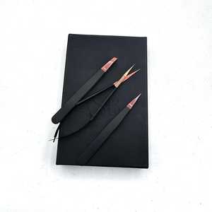 Juego de Pinzas para Cejas con Logotipo Personalizado en Oro Rosa y Negro, Pinzas para Cejas con Puntas Inclinadas y Puntiagudas con Tijeras para Cejas con Resorte Sostenible - Product Image 4