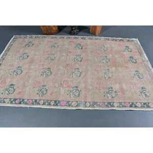 พรมตุรกีวินเทจคลาสสิกสีเบจขนแกะสีชมพูทำด้วยมือสี่เหลี่ยมสไตล์การเย็บปะติดปะต่อกันสำหรับห้องนั่งเล่นวัยรุ่น4'8'x 7'7'' - Product Image 3