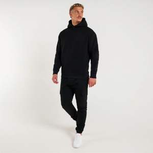 Sudadera con capucha negra para hombre: ajuste relajado, cordones con aglets, estampado tonal en el pecho y la espalda y bolsillo Kanga para ropa informal - Product Image 1