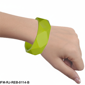 Brazalete Moderno de Resina Facetada Color Lima, Brazalete Geométrico Grueso Verde, Estilo Minimalista Retro, Joyería Vibrante de Resina - Product Image 5