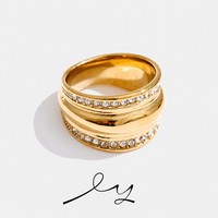 XY 6728 Luxuriöser Edelstahlring mit Goldplattierung und breitem Band für Damen, verziert mit funkelnden Zirkonia-Steinen.