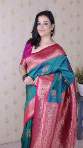 Saree Banarasi en soie douce verte avec un beau tissage de paon Zari parfait pour les mariages, les événements festifs et les indiens traditionnels - Product Image 5