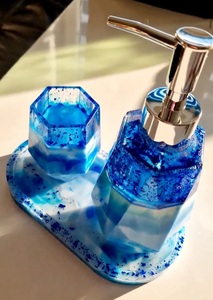 Nuevo modelo, juego de accesorios de baño de resina de la mejor calidad, juego de baño de encimera, dispensador de jabón y loción, portavasos para cepillo de dientes - Product Image 2