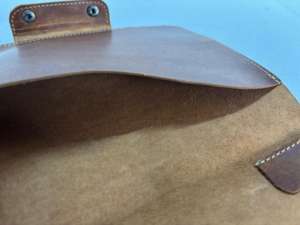 Étui pour tablette en cuir véritable fait à la main, housse de protection vintage, emplacements pour cartes, fermeture à bouton-pression, moule privé 34x34cm pour les affaires - Product Image 6