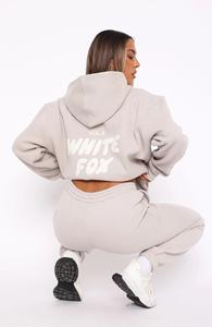 ชุดเซ็ตเสื้อผ้าผู้หญิงสำหรับฤดูหนาว แบบ 2 ชิ้น ผ้าเนื้อหนา ปักลาย ชุดลำลอง เสื้อฮู้ดครอปซิปหน้า สีชมพู รุ่น Charli - Product Image 2