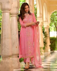 Ensemble de vêtements de cérémonie décontracté BEUTIQUE WEAR, tendance, en faux géorgette brodé avec des motifs en feuille d'or véritable, haut, pantalon et dupatta - Product Image 1