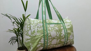 Sac de sport en coton matelassé imprimé en blocs durable de luxe fait à la main Pastel vert blanc imprimé floral empreinte de main Yoga épaule Gym - Product Image 4