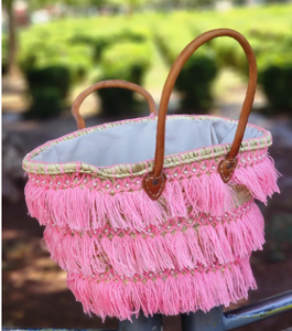 Cesta de paja marroquí hecha a mano con flecos rosas, bolso de mano bohemio de hoja de palma con asas de cuero, playa de verano artesanal - Product Image 3