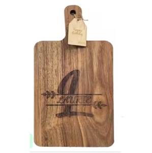 Tabla de Cortar Cuadrada Sostenible de Madera de Acacia con Mango para Grabado Láser, Cocina y Servicio - Product Image 1