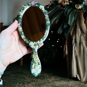 Miroir à main en résine avec finition lisse et brillante, parfait pour un usage quotidien, le maquillage ou des fins décoratives, ajoutant une touche élégante - Product Image 1