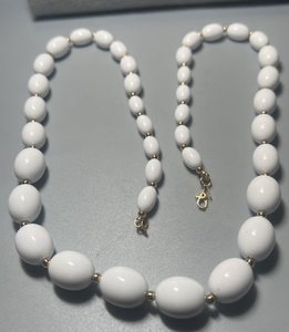 Collar de cuentas de resina hecho a mano personalizado de lujo para mujer con perlas, acabado de alto pulido y cadenas de moda elegantes - Product Image 1