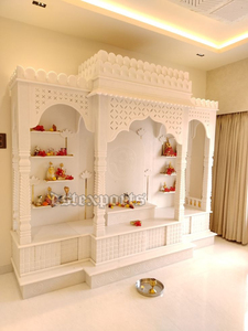 Mandir de madera de teca real en pulido blanco con almacenamiento Mandir de madera de teca de lujo con base de gabinete Unidad de Pooja hindú tradicional - Product Image 4