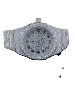 Montre en diamant moissanite entièrement blanche de qualité d'exportation élégante pour les cadeaux et les occasions spéciales Disponible au prix d'exportation - Product Image 1