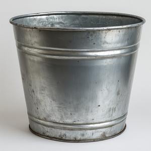 Maceta rústica galvanizada diseñada con textura antigua, Ideal para exteriores de lujo y decoración interior elegante de temporada - Product Image 3