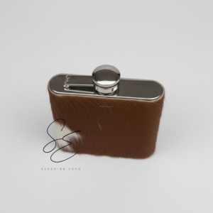 Funda para petaca de 7oz de acero inoxidable con cubierta de cuero auténtico con pelo, estilo rústico occidental, personalizada para whisky y licor. - Product Image 3