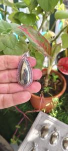 Pendentifs en pierres précieuses pyrite naturelle authentique Collier pendentif en cristal de pyrite poli de qualité supérieure Bijoux de mode en vrac - Product Image 6