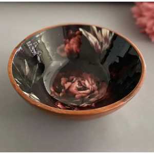 Bol de service en bois de manguier artisanal de qualité supérieure avec intérieur en émail noir et élégant motif floral rouge pour la cuisine et la décoration de la maison - Product Image 1