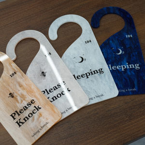 Colgador de Puerta de Acrílico con Perla Personalizado, Logotipo Brillante Personalizado, Letrero de Puerta de Hotel de Plástico Reutilizable, Uso Promocional - Product Image 1