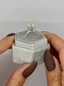 Bague de fiançailles solitaire 2CT en or massif 14k avec poussière d'étoile, diamant Moissanite VVS2 Clarity Fine Jewellery - Product Image 4