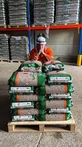 Enplus CN007 A1 Quema de madera de alta calidad 6mm 15 kg Bolsas de combustible EN Pellet para calentador de piscina OEM Biomasa Pellets de madera - Product Image 5