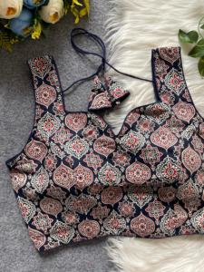 Blusa moderna con cuello en V. La blusa se puede usar en sari y laheng Blusa con patrón abierto en la espalda con tasells de tono a tono - Product Image 3