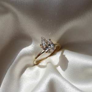 Bague de fiançailles Moissanite allongée en forme de poire 2 Ct Bague Moissanite solitaire en forme de poire couleur D en argent sterling 925 - Product Image 1