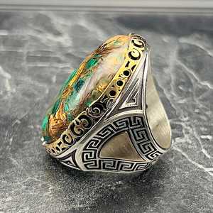 Anillo de Diseño Único para Hombre, Anillo Grande de Plata con Incrustaciones de Malaquita Ovalada, Joyería de Piedras Preciosas Naturales, Regalo Perfecto para Él - Product Image 4