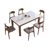 Table à manger rectangulaire en pierre frittée avec base en bois massif, style moderne et luxueux, idéale pour les petits appartements.
