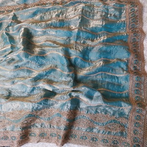 Sari en satin doux pour femmes avec broderie lourde, travail Zari Siroski sur toute la surface, beau bord festonné fini - Product Image 1