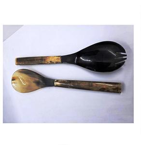 Ensemble de serveurs à salade en corne de buffle Mirha International Handicraft, bois naturel, 2 spatules, ustensiles durables faits à la main, taille S - Product Image 2