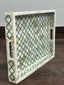 Plateau de service en nacre écologique fait main léger et très vendu, moderne, luxueux, vert et blanc, passe au lave-vaisselle, durable - Product Image 3