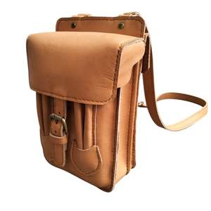 Sac à bandoulière élégant en cuir véritable fait à la main petite pochette de messager avec sangle à boucle sac classique de voyage en plein air d'Indonésie - Product Image 1