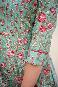 Vestido Harriet Estampado a Mano, Largo hasta la Pantorrilla, Estilo Bohemio, Floral, Verde y Rojo, Informal, Ocasional, Hecho a Mano, Moda Ética, con Paneles - Product Image 3