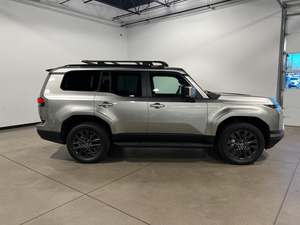 เล็กซัส GX 550 พรีเมียม AWD ปี 2024 สีเงินเมทัลลิก รถมือสอง พวงมาลัยซ้าย หลังคาซันรูฟ สตาร์ทจากระยะไกล เบาะหนัง เกียร์อัตโนมัติ - Product Image 2