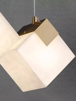Suspension linéaire à six lampes de style nordique en albâtre avec abat-jour carré et cadre doré, idéale pour l'éclairage d'îlot de cuisine.