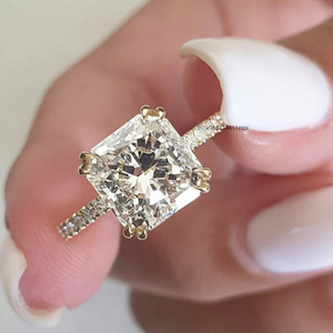 Bague Solitaire Moissanite de 2.75 Carats Dreamy Radiant Cut avec pierre carrée scintillante et bande demi-éternité Double griffe - Product Image 4