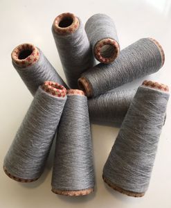 Hilo de Poliéster Virgen de Primera Calidad en Tono Plateado Melange, Hilo de Tejer de Alta Resistencia Disponible a Precio de Fábrica Económico - Product Image 3